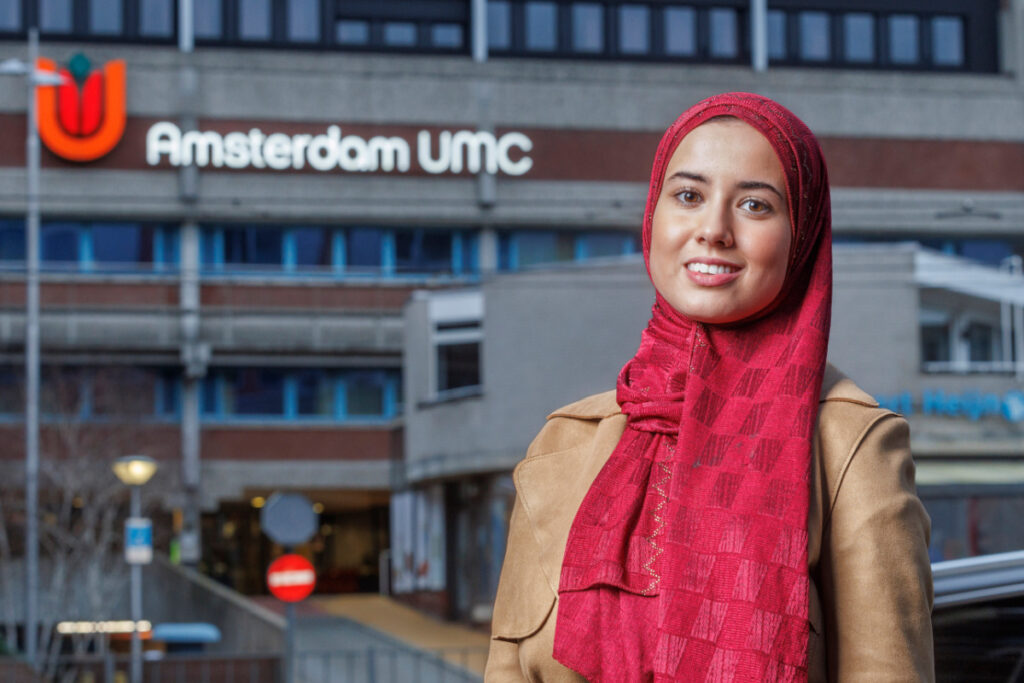 Sara Ben Hmido, chercheuse marocaine, révolutionne la chirurgie grâce à l’intelligence artificielle. Ses innovations permettent de personnaliser les soins et de réduire les risques post-opératoires.